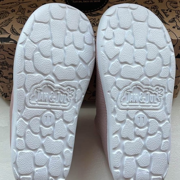 New Jan and jul waterproof shoes - Picture 2 of 2